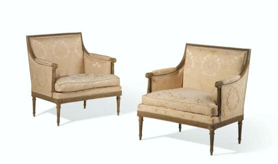 A PAIR OF LOUIS XVI GREY-PAINTED MARQUISES - Foto 1