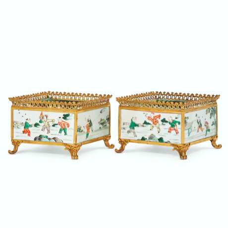 A PAIR OF FRENCH ORMOLU-MOUNTED CHINESE PORCELAIN CACHE-POTS - фото 1