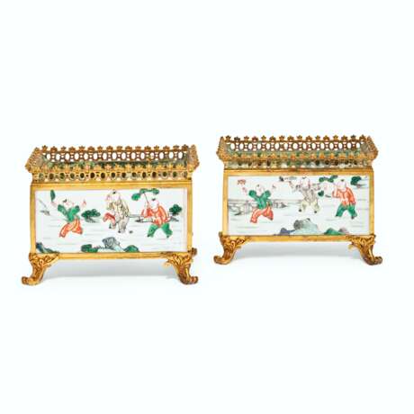 A PAIR OF FRENCH ORMOLU-MOUNTED CHINESE PORCELAIN CACHE-POTS - фото 2