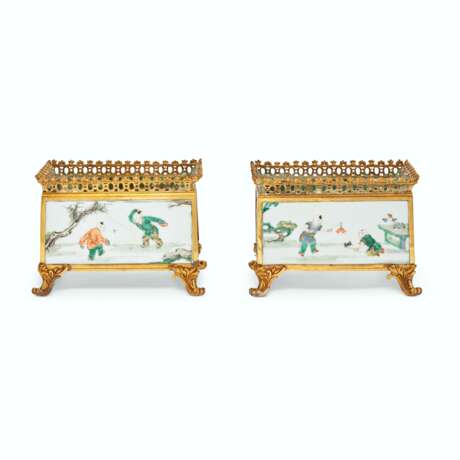 A PAIR OF FRENCH ORMOLU-MOUNTED CHINESE PORCELAIN CACHE-POTS - фото 5
