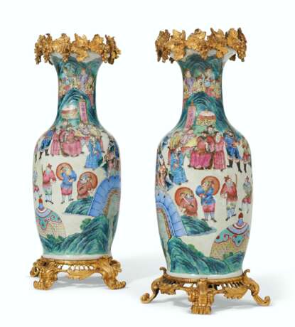 A VERY LARGE PAIR OF ORMOLU-MOUNTED CHINESE EXPORT FAMILLE ROSE PORCELAIN VASES - Foto 2