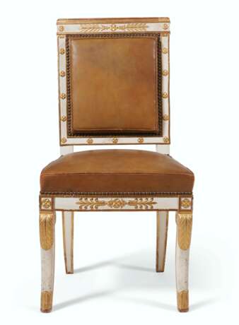 A SET OF EIGHT EMPIRE CREAM-PAINTED AND PARCEL-GILT CHAISES - Foto 2
