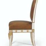 A SET OF EIGHT EMPIRE CREAM-PAINTED AND PARCEL-GILT CHAISES - Foto 5