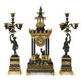 A FRENCH PATINATED, GILT, AND COLD-PAINTED BRONZE THREE-PIECE CLOCK GARNITURE - Foto 1