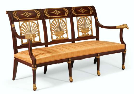 A SOUTH EUROPEAN SUITE OF PARCEL-GILT AND STAINED WALNUT SEAT FURNITURE - Foto 3