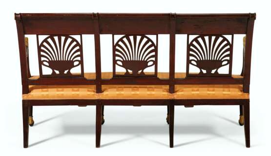 A SOUTH EUROPEAN SUITE OF PARCEL-GILT AND STAINED WALNUT SEAT FURNITURE - Foto 4