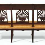 A SOUTH EUROPEAN SUITE OF PARCEL-GILT AND STAINED WALNUT SEAT FURNITURE - Foto 4