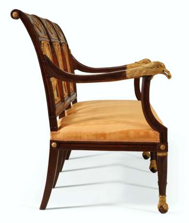 A SOUTH EUROPEAN SUITE OF PARCEL-GILT AND STAINED WALNUT SEAT FURNITURE - Foto 5