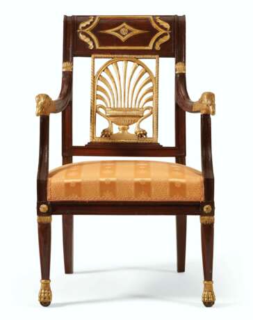 A SOUTH EUROPEAN SUITE OF PARCEL-GILT AND STAINED WALNUT SEAT FURNITURE - фото 7