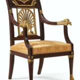 A SOUTH EUROPEAN SUITE OF PARCEL-GILT AND STAINED WALNUT SEAT FURNITURE - Foto 8