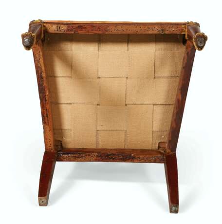 A SOUTH EUROPEAN SUITE OF PARCEL-GILT AND STAINED WALNUT SEAT FURNITURE - Foto 10