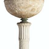 Caldwell, Edward F.. A LARGE PAIR OF AMERICAN MARBLE AND ALABASTER TORCHÈRES - Foto 4
