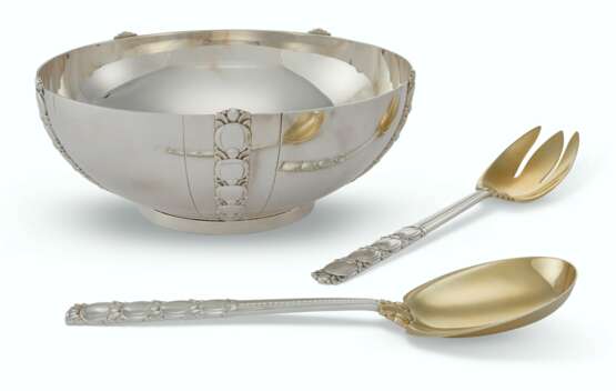 Tiffany & Co.. AN AMERICAN SILVER SALAD BOWL AND A MATCHING PAIR OF PARCEL-GILT SALAD SERVERS - photo 1