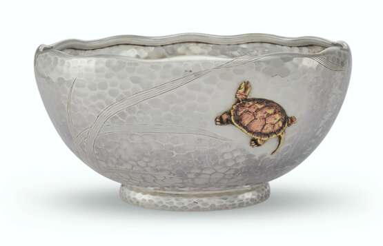 Tiffany & Co.. AN AMERICAN SILVER AND MIXED-METAL 'JAPANESQUE' BOWL - photo 2
