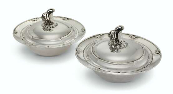 Jensen, Georg. A PAIR OF DANISH SILVER VEGETABLE TUREENS AND COVERS, NO.228H - Foto 1