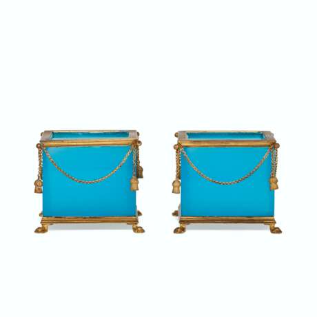 A PAIR OF FRENCH ORMOLU-MOUNTED BLUE-OPALINE GLASS CACHE-POTS - фото 3