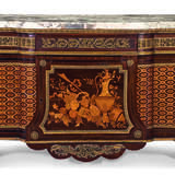 A FRENCH ORMOLU-MOUNTED MAHOGANY, AMARANTH, SYCAMORE AND FRUITWOOD MARQUETRY AND PARQUETRY COMMODE - Foto 1