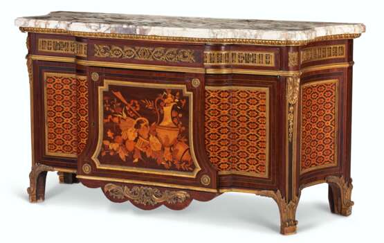 A FRENCH ORMOLU-MOUNTED MAHOGANY, AMARANTH, SYCAMORE AND FRUITWOOD MARQUETRY AND PARQUETRY COMMODE - Foto 2
