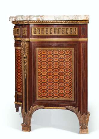 A FRENCH ORMOLU-MOUNTED MAHOGANY, AMARANTH, SYCAMORE AND FRUITWOOD MARQUETRY AND PARQUETRY COMMODE - фото 3