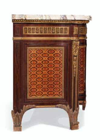 A FRENCH ORMOLU-MOUNTED MAHOGANY, AMARANTH, SYCAMORE AND FRUITWOOD MARQUETRY AND PARQUETRY COMMODE - Foto 4