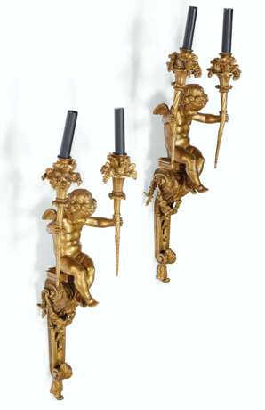 A PAIR OF FRENCH TWIN-LIGHT FIGURAL WALL-LIGHTS - Foto 1