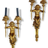 A PAIR OF FRENCH TWIN-LIGHT FIGURAL WALL-LIGHTS - Foto 2