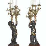 A LARGE PAIR OF FRENCH ORMOLU, PATINATED AND PARCEL-GILT BRONZE AND ROUGE GRIOTTE MARBLE FIGURAL FIVE-LIGHT CANDELABRA - Foto 2