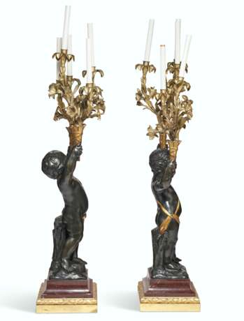 A LARGE PAIR OF FRENCH ORMOLU, PATINATED AND PARCEL-GILT BRONZE AND ROUGE GRIOTTE MARBLE FIGURAL FIVE-LIGHT CANDELABRA - Foto 3