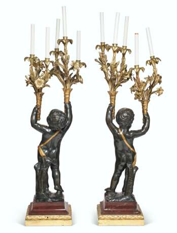 A LARGE PAIR OF FRENCH ORMOLU, PATINATED AND PARCEL-GILT BRONZE AND ROUGE GRIOTTE MARBLE FIGURAL FIVE-LIGHT CANDELABRA - Foto 4