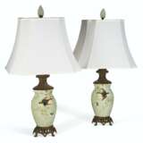 A PAIR OF GILT-METAL MOUNTED THEODORE DECK FAIENCE CELADON-GROUND LAMPS - Foto 2