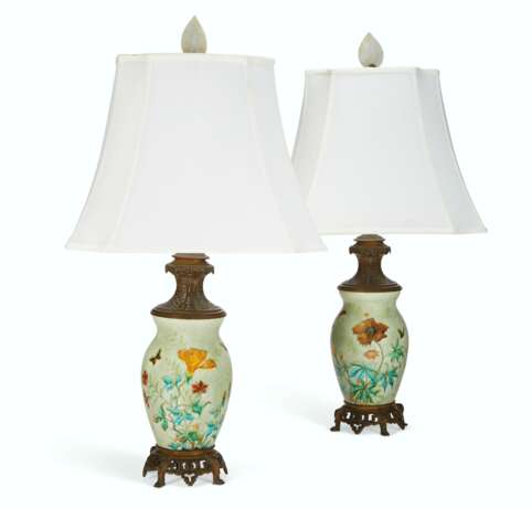 A PAIR OF GILT-METAL MOUNTED THEODORE DECK FAIENCE CELADON-GROUND LAMPS - Foto 3