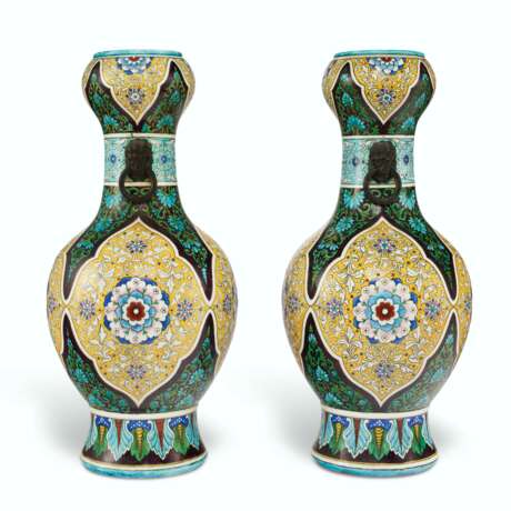 A LARGE PAIR OF THEODORE DECK FAIENCE PERSIAN-STYLE VASES - Foto 2