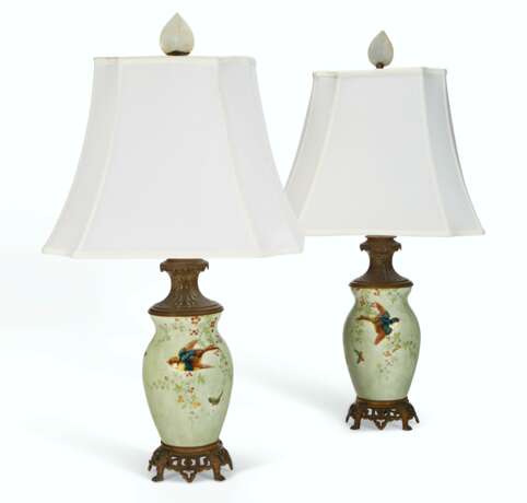 A PAIR OF GILT-METAL MOUNTED THEODORE DECK FAIENCE CELADON-GROUND LAMPS - фото 4