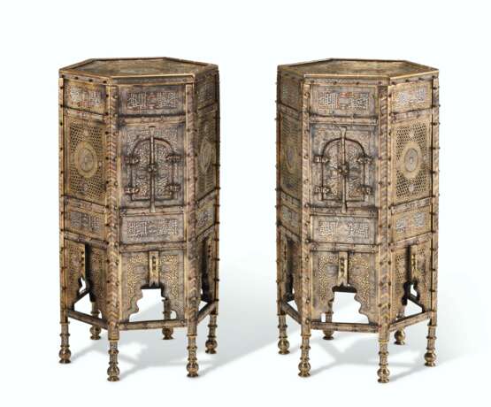 A PAIR OF 'CAIROWARE' SILVERED-METAL, BRASS, AND COPPER-INLAID SIDE TABLES - Foto 1