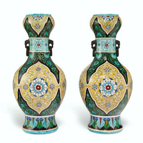 A LARGE PAIR OF THEODORE DECK FAIENCE PERSIAN-STYLE VASES - Foto 3