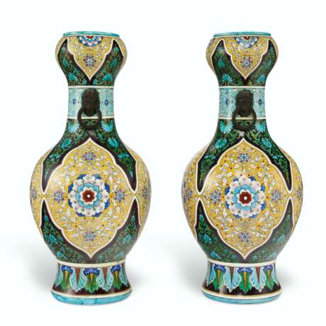 A LARGE PAIR OF THEODORE DECK FAIENCE PERSIAN-STYLE VASES - Foto 4