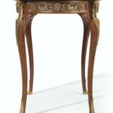 Linke, Francois. A FRENCH ORMOLU-MOUNTED MAHOGANY AND BOIS SATINE PARQUETRY CENTER TABLE - Foto 2