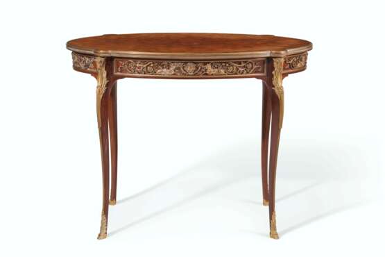 Linke, Francois. A FRENCH ORMOLU-MOUNTED MAHOGANY AND BOIS SATINE PARQUETRY CENTER TABLE - Foto 3