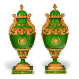 A PAIR OF ORMOLU-MOUNTED SEVRES STYLE GREEN-GROUND 'NAPOLEONIC' PORCELAIN VASES AND COVERS - Foto 3
