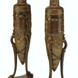 Barbedienne Foundry. A PAIR OF FRENCH NEO-GREC PARCEL-GILT, PATINATED BRONZE AND ROUGE GRIOTTE VASES - Foto 3