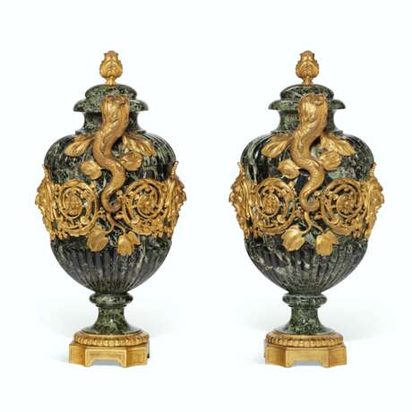 A PAIR OF FRENCH ORMOLU-MOUNTED VERT DE MER VASES AND COVERS - Foto 2