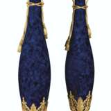 A MONUMENTAL PAIR OF FRENCH ORMOLU AND ONYX-MOUNTED MOTTLED COBALT-BLUE GROUND SEVRES STYLE PORCELAIN VASES - Foto 1