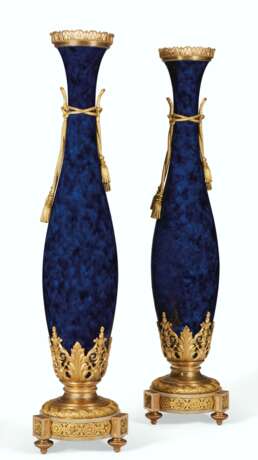 A MONUMENTAL PAIR OF FRENCH ORMOLU AND ONYX-MOUNTED MOTTLED COBALT-BLUE GROUND SEVRES STYLE PORCELAIN VASES - Foto 1