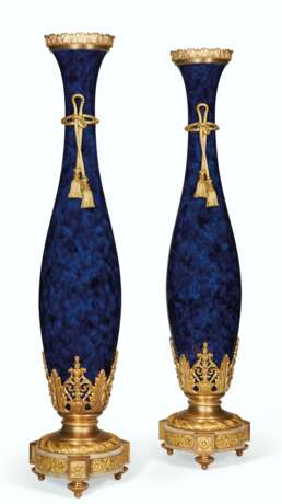 A MONUMENTAL PAIR OF FRENCH ORMOLU AND ONYX-MOUNTED MOTTLED COBALT-BLUE GROUND SEVRES STYLE PORCELAIN VASES - фото 2