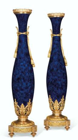 A MONUMENTAL PAIR OF FRENCH ORMOLU AND ONYX-MOUNTED MOTTLED COBALT-BLUE GROUND SEVRES STYLE PORCELAIN VASES - photo 3