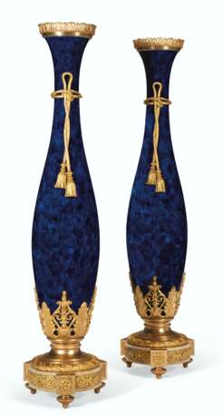 A MONUMENTAL PAIR OF FRENCH ORMOLU AND ONYX-MOUNTED MOTTLED COBALT-BLUE GROUND SEVRES STYLE PORCELAIN VASES - Foto 4