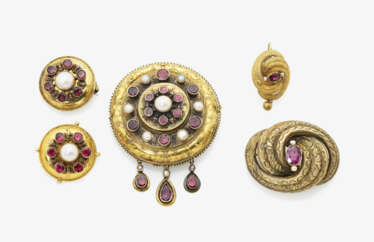 Vier Broschen mit Perlen, Deutschland, um 1860-1870 