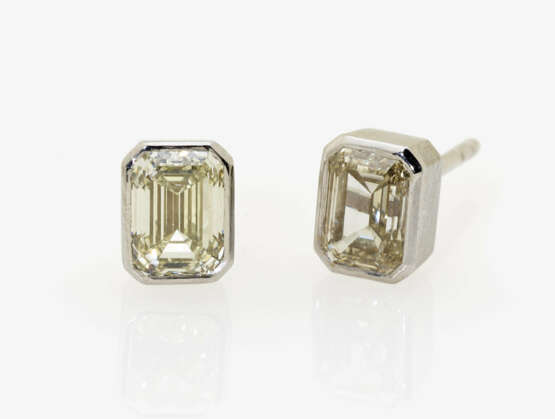 Ein Paar Ohrstecker mit Diamanten im Emerald Cut, Deutschland - фото 1