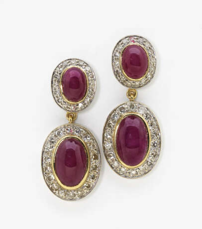 Collier und ein Paar Ohrgehänge mit Rubinen und Diamanten, Gelb- und - Foto 2