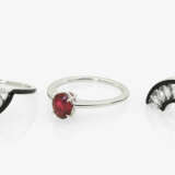 Dreiteiliger Ring mit Diamanten und rotem Spinell - фото 2